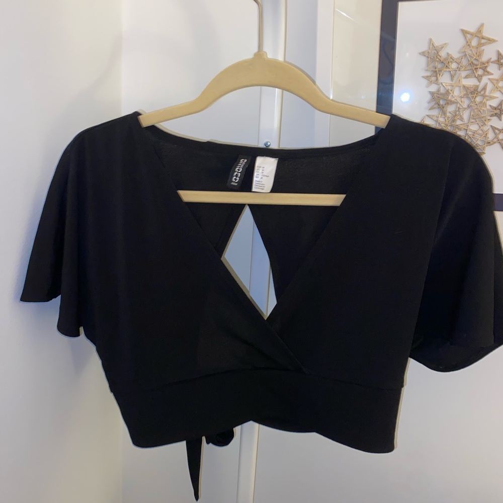 dropped DIVIDED shirt with a key-hole open back
